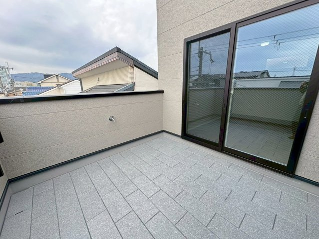 長岡京市神足四ノ坪のバルコニー|ゆったりしたバルコニーはお洗濯物をたっぷり干せるのはもちろん、お布団なども干せるゆとりがございます。（R8.4撮影）