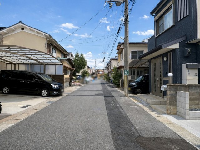 長岡京市神足四ノ坪の外観|『前道6m』
前道見通し良好です！お車の駐車安心の道幅となっております。（R8.4撮影）