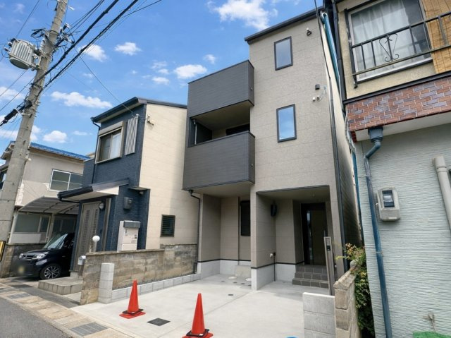 長岡京市神足四ノ坪の外観|『ZEH水準省エネ住宅』
高い断熱性能で、光熱費をおさえながら一年中快適な暮らしを実現。
夏は涼しく冬はあたたかく、エネルギー効率に配慮されたお住まいに。（R8.4撮影）