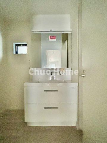 荒川区町屋6丁目新築分譲住宅の独立洗面台|【洗面化粧台】洗面化粧台には三面鏡を採用。身だしなみを整えやすい事はもちろんですが、鏡の後ろに収納スペースを設ける事により、散らかりやすい洗面スペースをすっきりさせる事が出来るのも嬉しいですね