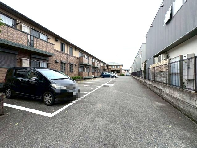 ルミエールＢ棟の駐車場