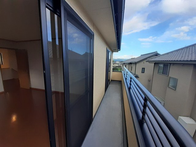 斑鳩町龍田北戸建住宅のバルコニー|バルコニーからの眺めを楽しみながら食事をしませんか