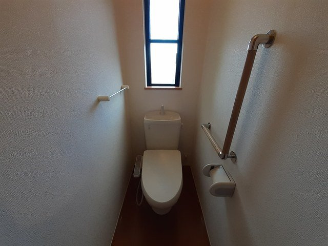 斑鳩町龍田北戸建住宅のトイレ|清潔感のあるトイレです