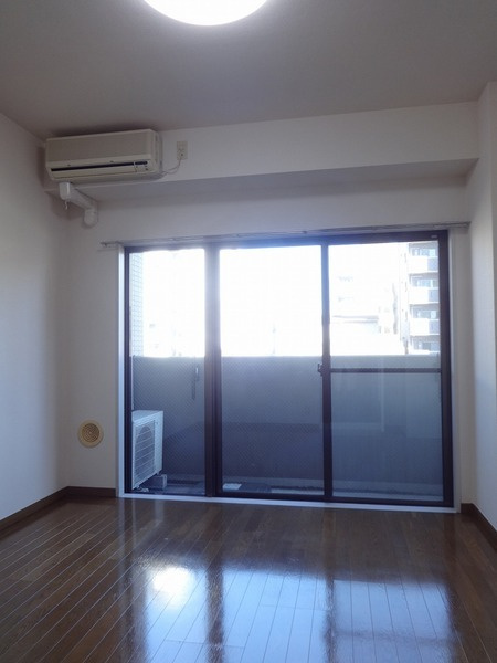 ゆったり過ごせる居間です