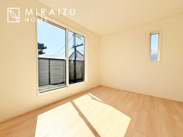 【洋室】 | 暮らしやすさを考えたプランで快適な現地ロケーションを実現。安らぎに満たされる、ゆとりのある日々を過ごせます♪