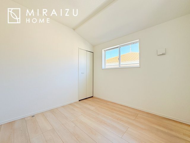【洋室】 | 日当たりの良いお家は嬉しいですよね。それぞれ価値観が分かれる箇所です、実際に内覧して日当たりの心地よさをご体感下さいね♪