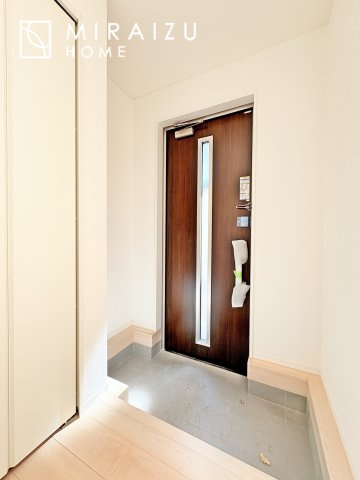 【玄関】 | 建物完成につき、実際のお部屋をごゆっくりご見学いただけます。お休みの日にご家族で見学はいかがでしょう。