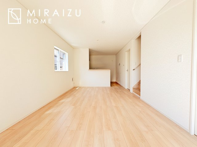 【居間・リビング】 | 窓が多いと温かな太陽の光と心地いい風が室内へと入ります。家族が集まるリビングは明るく過ごしやすいつくりです。窓が多いお家は住みやすい証です。
