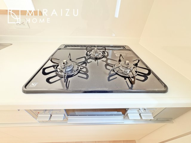 【キッチン】 | 収納力と機能性を備えたシステムキッチン。圧力鍋や大きなフライパンなどの調理器具から調味料など幅広く収納し、お料理のしやすいつくりになっています。