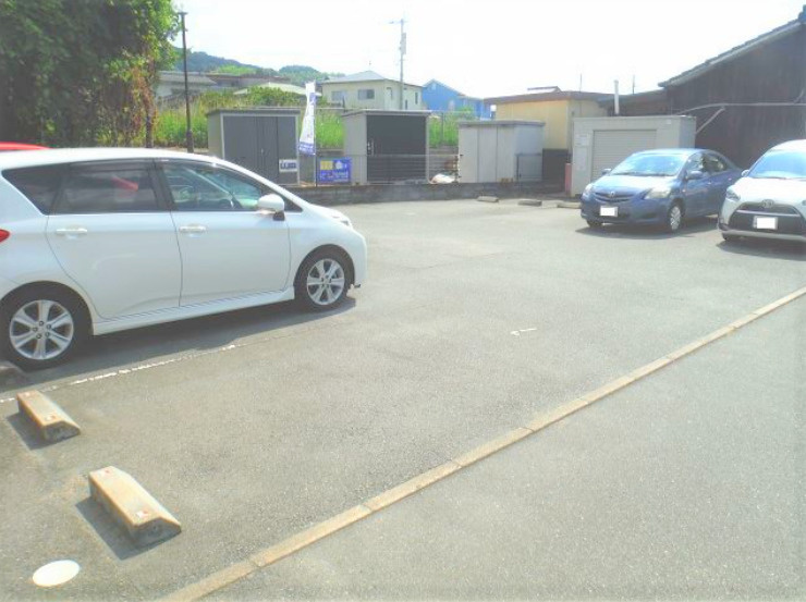 SUNDAY御井駅前の駐車場|駐車場があります