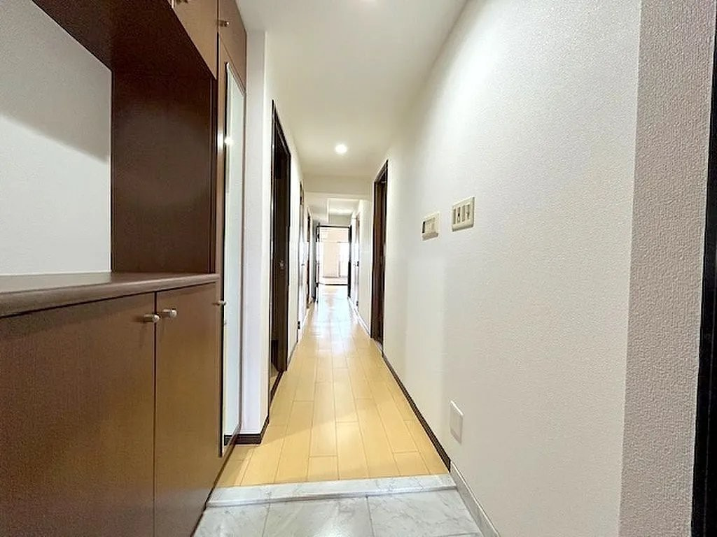ふぁみーゆ寝屋川セントラルパークB棟の玄関|シューズボックス
■物件内覧・資金計画相談・住宅ローン相談、リフォーム相談、お問合せ受付中■
※当日・翌日のご内覧、ご相談はお電話でのお問合せがスムーズです！