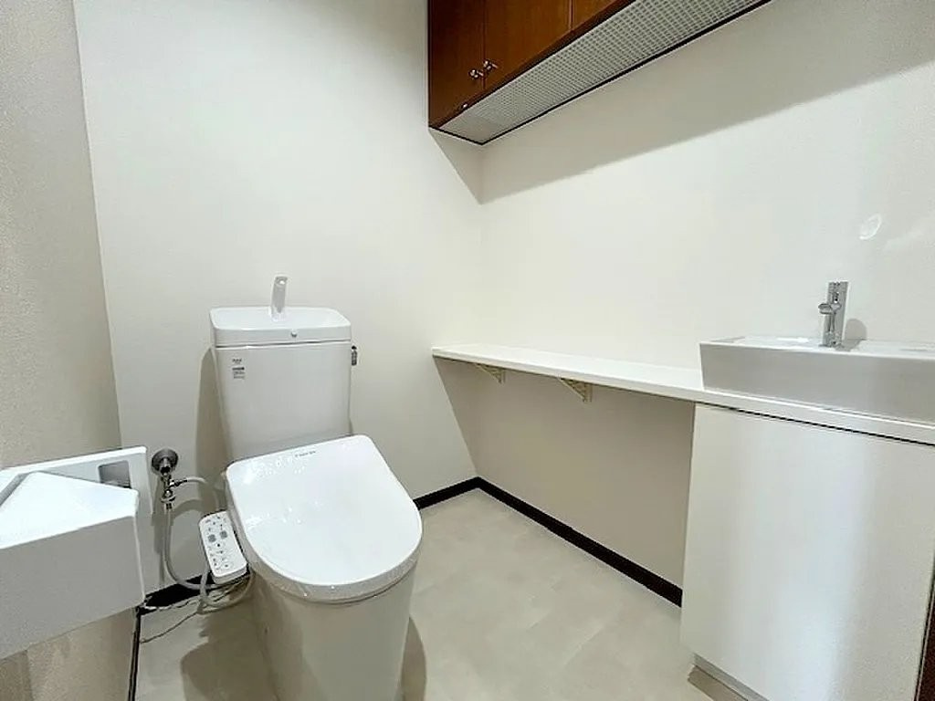 ふぁみーゆ寝屋川セントラルパークB棟のトイレ|カウンター付きトイレ　温水洗浄便座
■物件内覧・資金計画相談・住宅ローン相談、リフォーム相談、お問合せ受付中■
※当日・翌日のご内覧、ご相談はお電話でのお問合せがスムーズです！