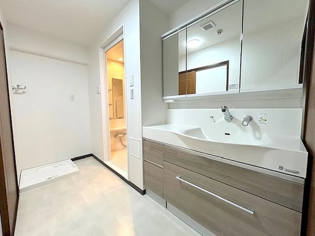 ふぁみーゆ寝屋川セントラルパークB棟の独立洗面台|シャワー付き洗面化粧台
■物件内覧・資金計画相談・住宅ローン相談、リフォーム相談、お問合せ受付中■
※当日・翌日のご内覧、ご相談はお電話でのお問合せがスムーズです！