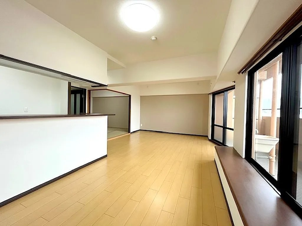 ふぁみーゆ寝屋川セントラルパークB棟の居間・リビング|LDK18.3帖
■物件内覧・資金計画相談・住宅ローン相談、リフォーム相談、お問合せ受付中■
※当日・翌日のご内覧、ご相談はお電話でのお問合せがスムーズです！