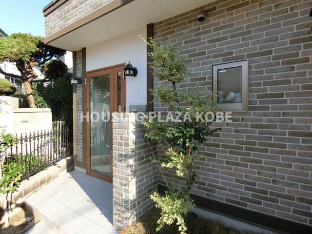 ワコーレヴィアーノ須磨寺町　須磨駅の賃貸情報のエントランス|ヨーロッパ風のお洒落な外観。