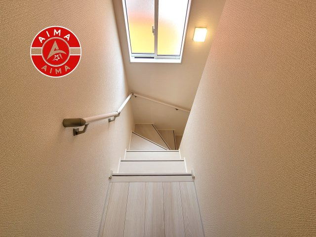 福岡市早良区脇山2丁目第1-1棟（1号棟）の内装|＜手すり付階段＞手すりがないと階段の昇り降りで危険なことはもちろん、壁に手をつきながら歩くことで壁紙が汚れやすくなります。すべての方に快適に昇り降りしていただくため、手すりを設置しました。