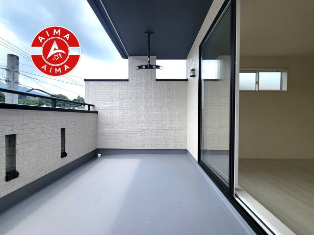 福岡市早良区脇山2丁目第1-1棟（1号棟）のバルコニー|風をしっかりと感じられるバルコニーでは、毎日が洗濯日和です。広々としているので洗濯も楽しくなるでしょうし、気分転換にバルコニーからの眺めを楽しむのもいいでしょう。