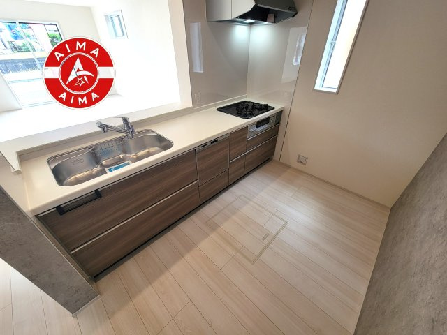 福岡市早良区脇山2丁目第1-1棟（1号棟）のキッチン|ダイニングテーブルへの配膳がラクラク、お料理はかどるカウンター付きシステムキッチン！