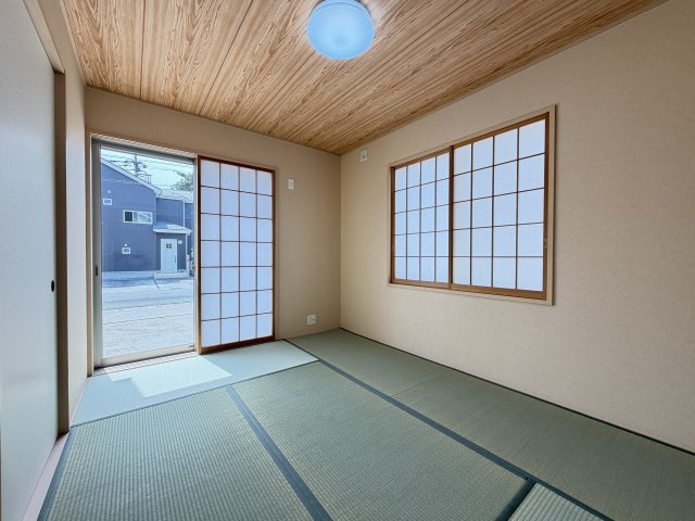 前橋市北代田町中古住宅の和室|■1階南西側和室はLDKと続き間タイプです