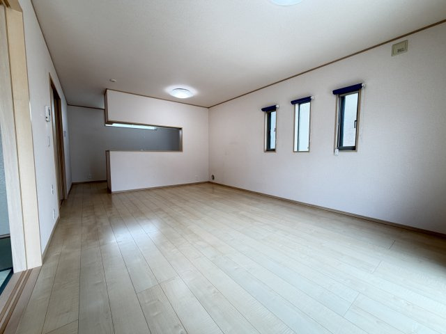 前橋市北代田町中古住宅の居間・リビング|■17.0帖LDKは東南角部屋です