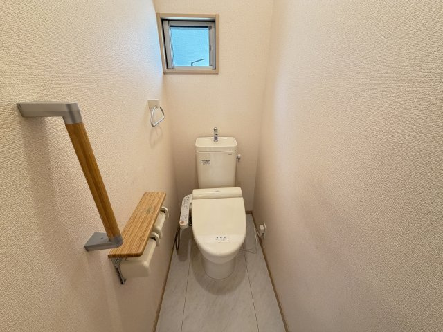 前橋市北代田町中古住宅のトイレ|■1階トイレ　ウォシュレット・ウォームレット・手すり完備です