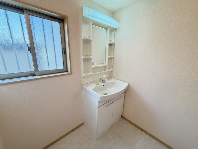 前橋市北代田町中古住宅の独立洗面台|■シャンプードレッサーは標準にて