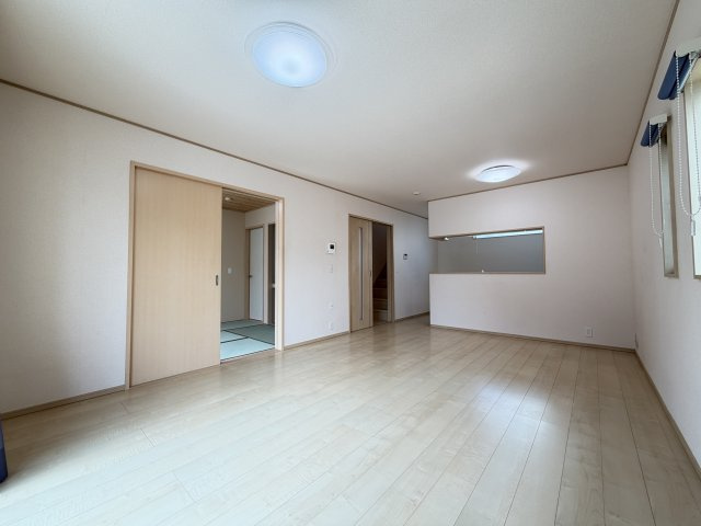前橋市北代田町中古住宅の居間・リビング|■17.0帖のＬＤＫは和室と続き間です