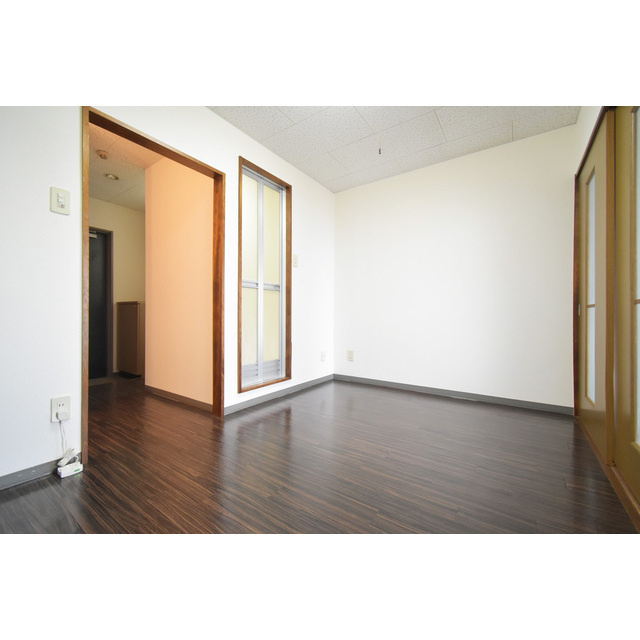 久留米市高野２丁目のアパートの居間・リビング|こちらのリビングで趣味の時間をお楽しみください