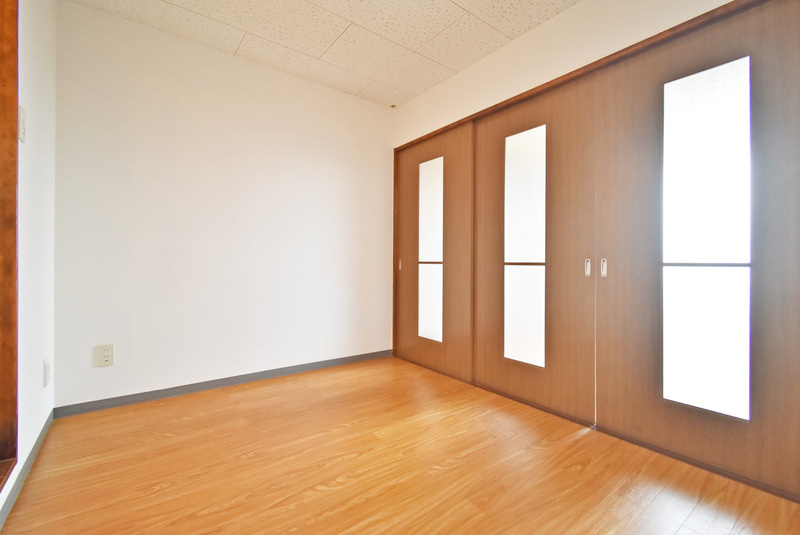 久留米市高野２丁目のアパートの内装|明るい色調の室内です