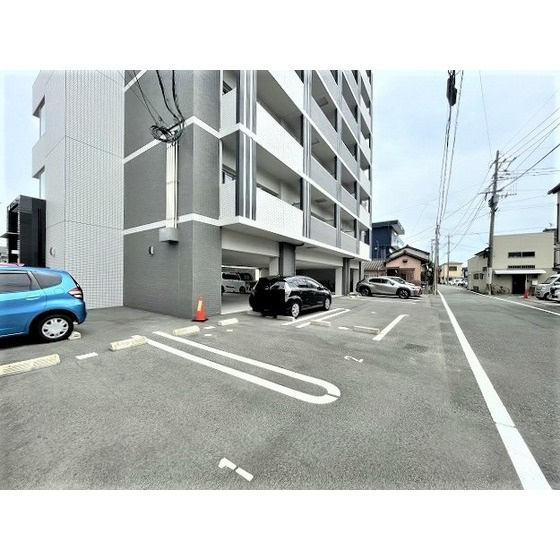 熊本市西区二本木２丁目の賃貸マンションの駐車場