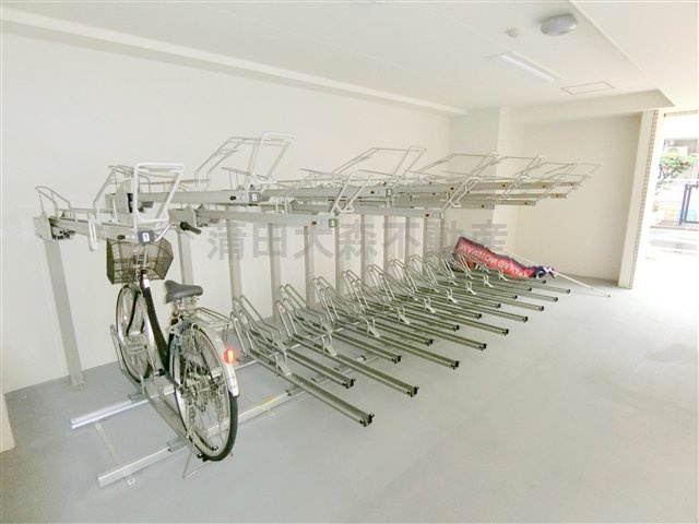 クレヴィスタ蒲田のその他共用部分|屋根付きラック式の駐輪場