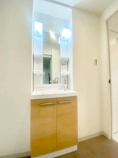 【独立洗面台】 | ソネット上池袋 | 洗髪洗面化粧台です。3面鏡が備わった洗面化粧台。ボウルとカウンターはお手入れのしやすい一体型です。