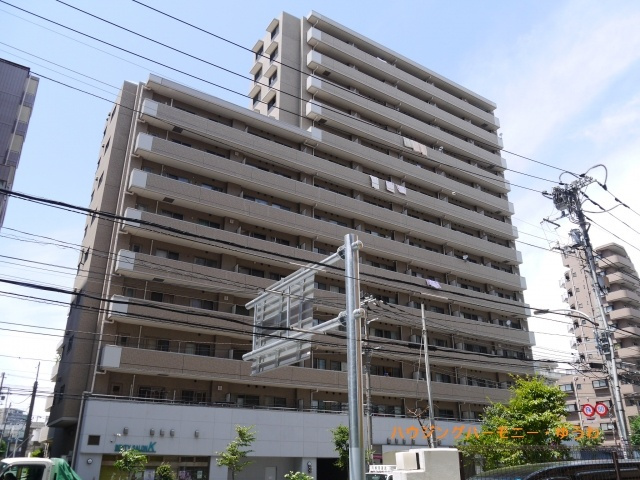 【外観】 | ソネット上池袋 | 陽光浴びる外観がシンプルな外観をより際立たせ、人々の記憶に存在感を植え付けます。