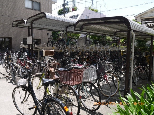 【駐輪場】 | ソネット上池袋 | 屋根付きの駐輪場となっていますので、雨の日でも大切な自転車が濡れずに済みます。