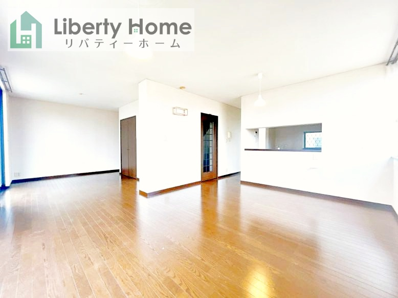 下妻市平沼　中古戸建の居間・リビング