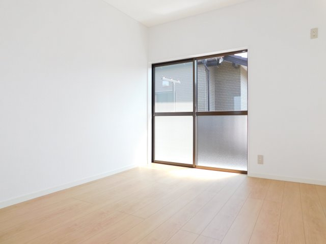 名古屋市中川区東起町５丁目の中古一戸建の洋室|◇２階洋室◇　　南面で明るい洋室約６．０帖　全居室収納完備！　ベランダ利用可♪　（２０２６年１月フルリフォーム済）