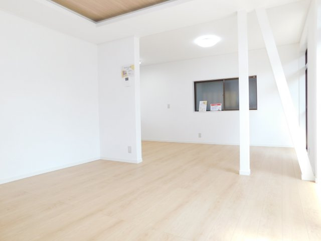 名古屋市中川区東起町５丁目の中古一戸建の居間・リビング|◇リビング◇　　南面で明るいリビング約１７．０帖　（２０２６年１月フルリフォーム済）