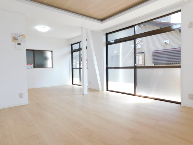 名古屋市中川区東起町５丁目の中古一戸建の居間・リビング|◇リビング◇　　南面で明るいリビング約１７．０帖　大きな窓の開放感のある空間♪　（２０２６年１月フルリフォーム済）