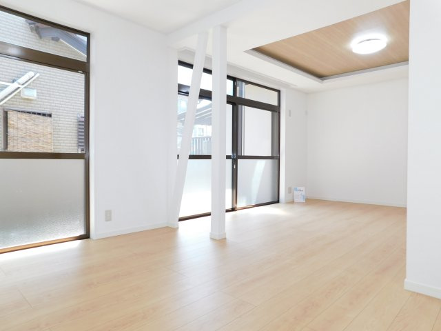 名古屋市中川区東起町５丁目の中古一戸建の居間・リビング|◇リビング◇　　南面で明るいリビング約１７．０帖　オシャレな折上天井のリビング♪　（２０２６年１月フルリフォーム済）