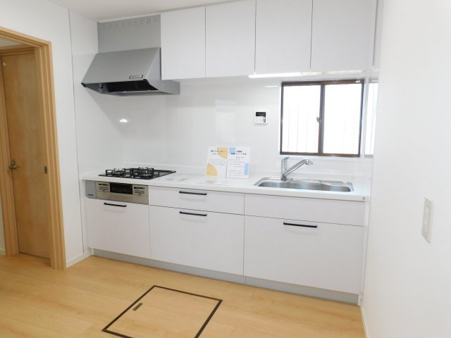 名古屋市中川区東起町５丁目の中古一戸建のキッチン|◇キッチン◇　　キッチン新品交換　吊戸棚・三口コンロ　（２０２６年１月フルリフォーム済）