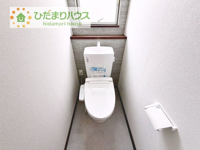 【トイレ】 | 龍ケ崎市南が丘1期　中古戸建 | 小窓が付いているので、トイレも明るい空間になっております♪