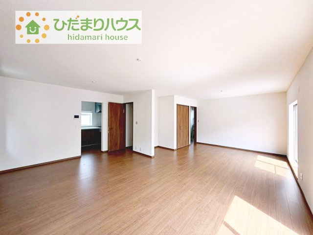 【居間・リビング】 | 龍ケ崎市南が丘1期　中古戸建 | リビングの窓からはあたたかな日差しが差し込みます(*'▽')