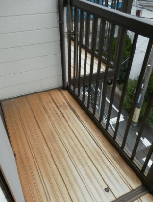 横浜市保土ケ谷区桜ケ丘２丁目のアパートのバルコニー