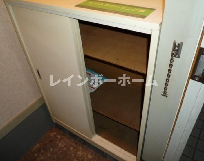 シャトレ新座の玄関