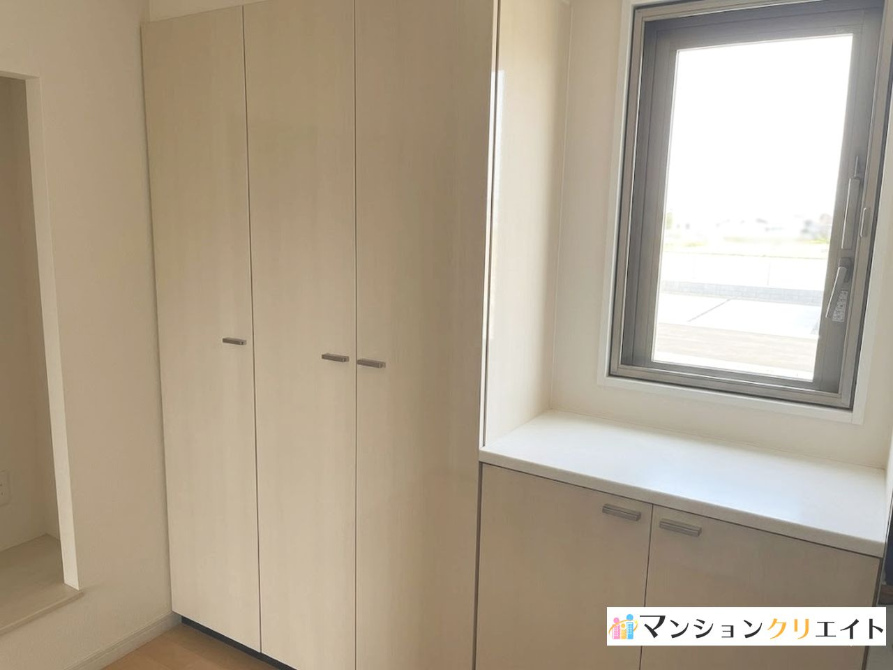 タワーグランデCHAの玄関|玄関には窓があるので採光や換気も取れます