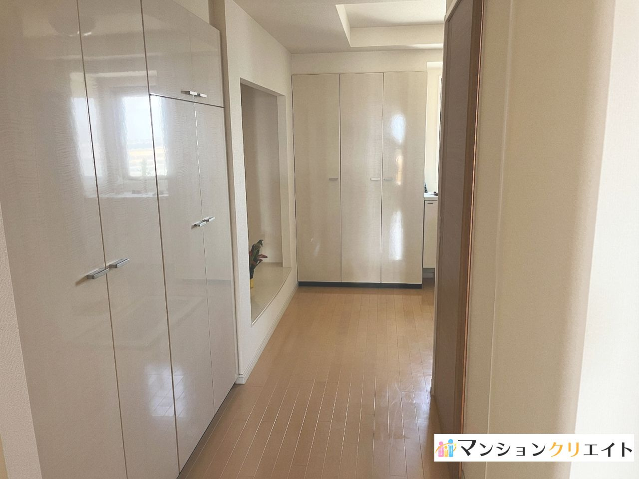 タワーグランデCHAの玄関|玄関回りや廊下は収納力たっぷりです