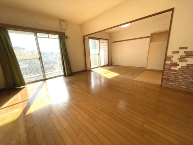 マリナージュ芦屋の居間・リビング|敷居段差も抑えたフルフラットで安全です