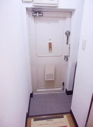 真砂マンションの玄関