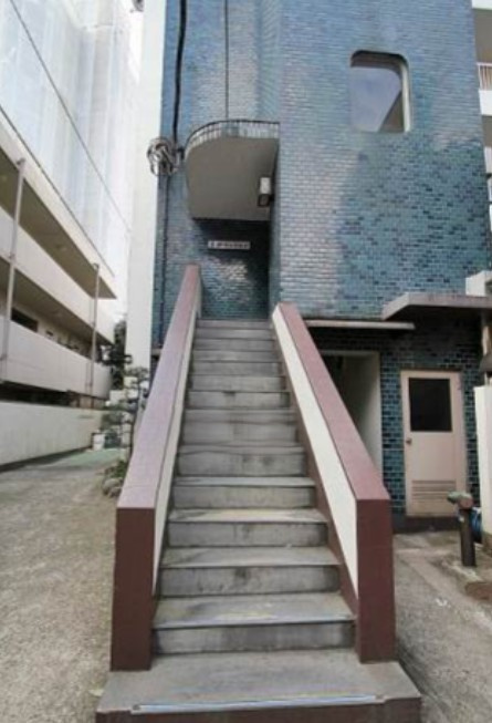 真砂マンションのエントランス