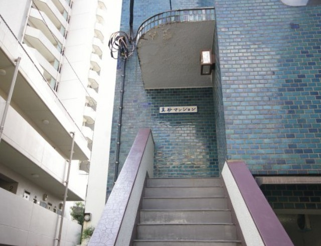 真砂マンションのエントランス